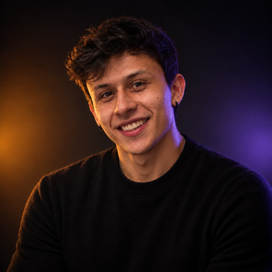 Daniel Rodríguez Arévalo, creador de RAIA, sonriendo con luz ámbar y violeta